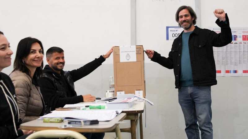 Nicolás del Caño votó en Avellaneda y esperará los resultados junto al Frente de Izquierda Unidad